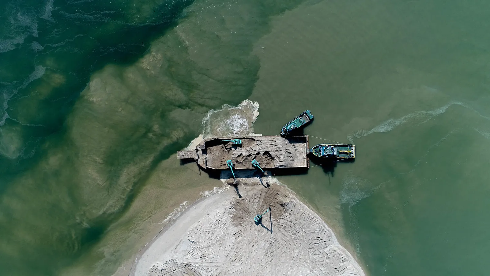 Charles Lim Yi Yong SEASTATE 9 proclamation DRAG DROP POUR 2017 video stills courtesy the artist 6